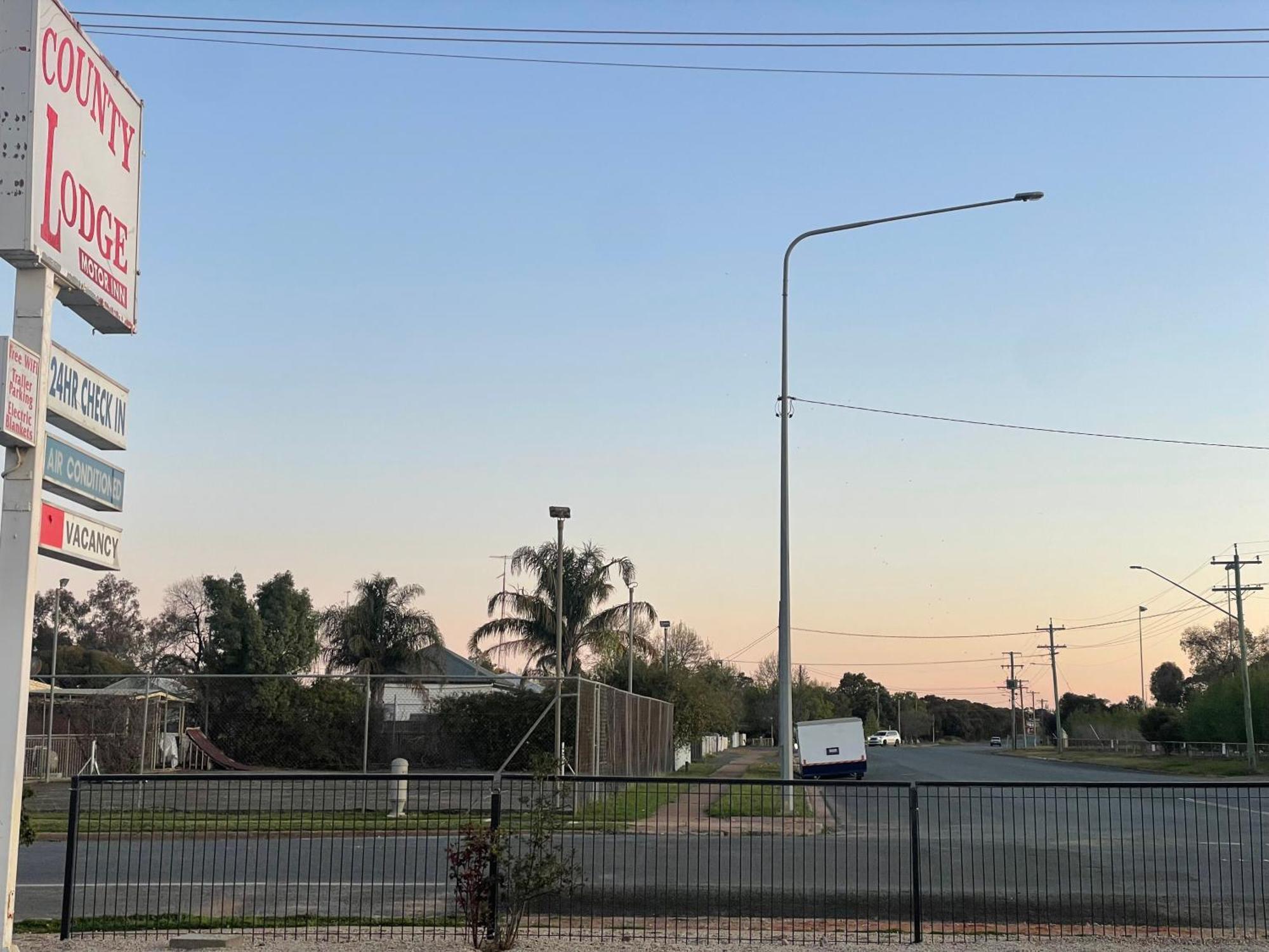 County Lodge Motor Inn West Wyalong Exterior photo