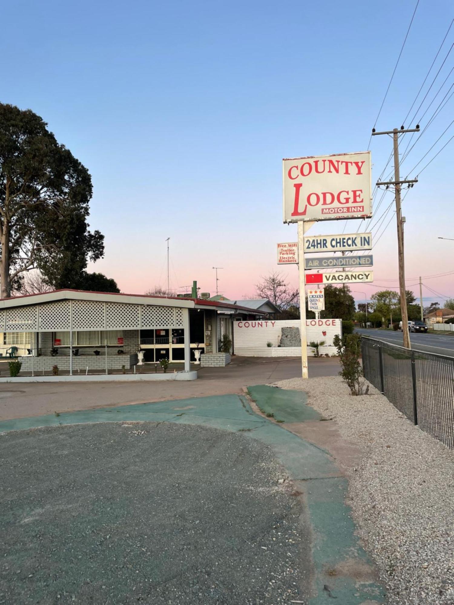 County Lodge Motor Inn West Wyalong Exterior photo