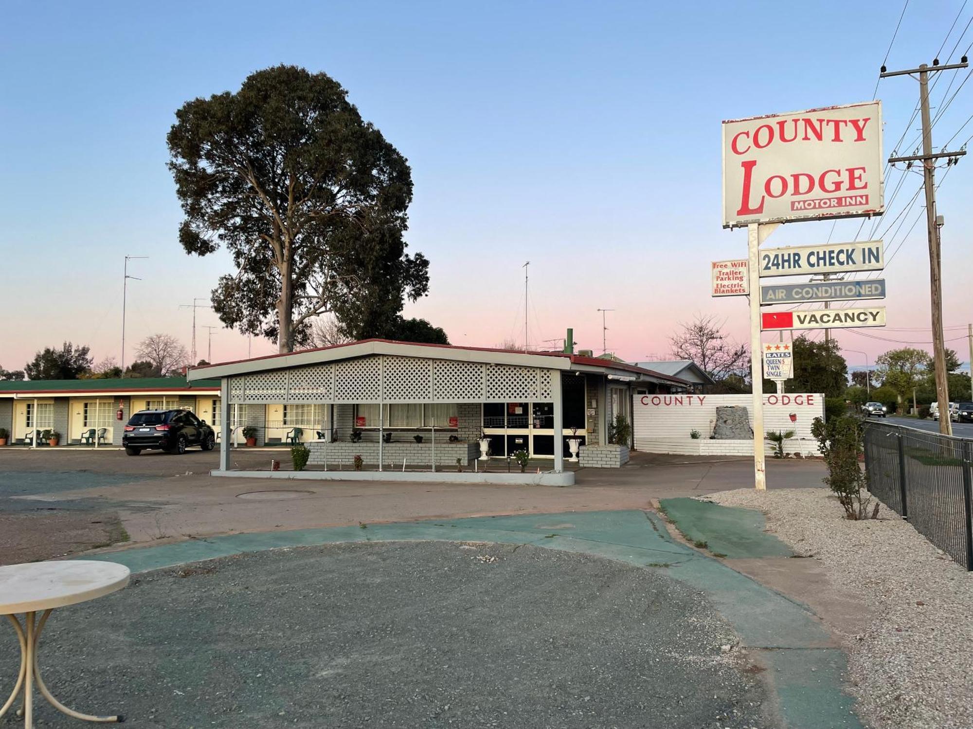 County Lodge Motor Inn West Wyalong Exterior photo