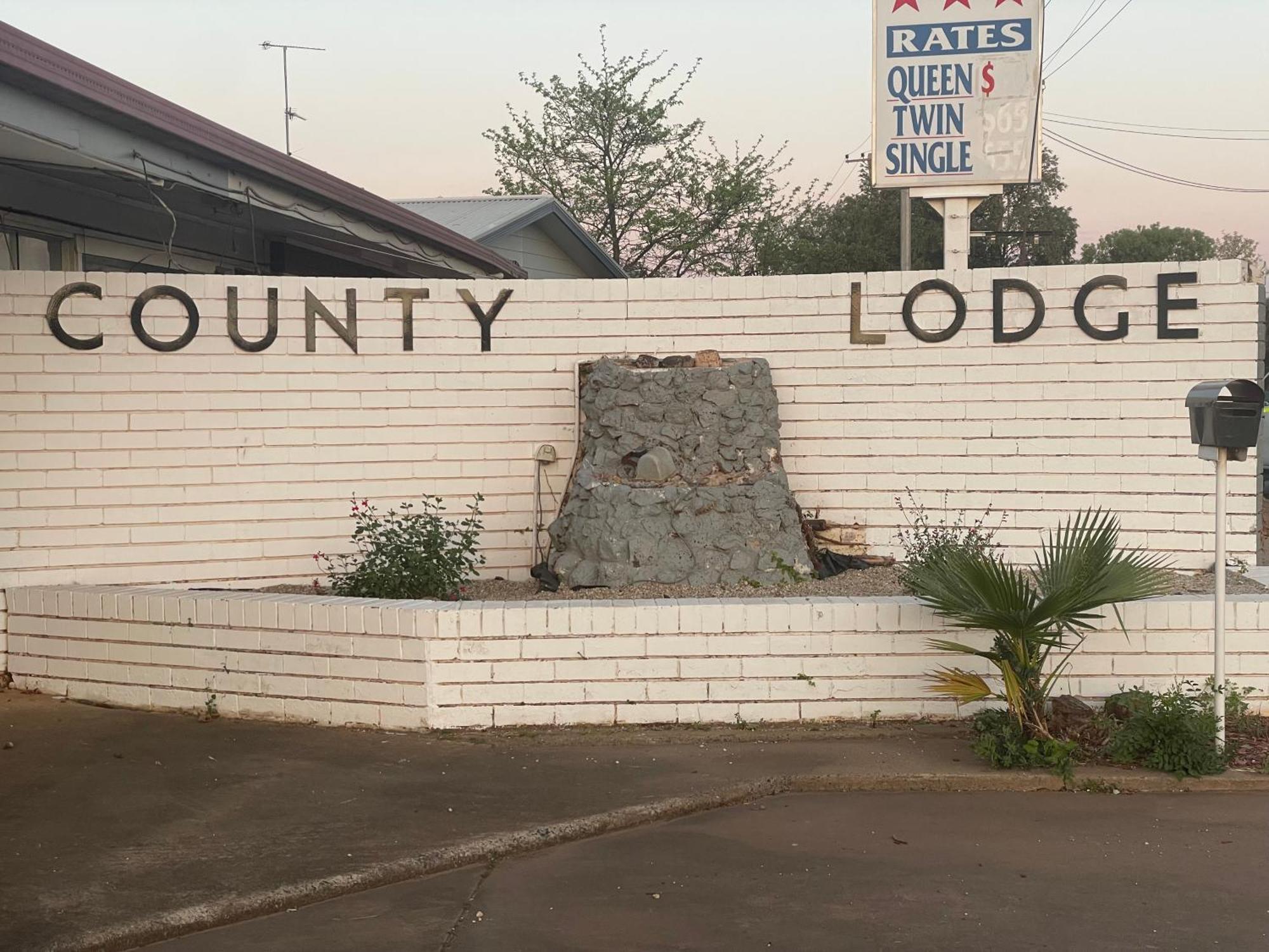 County Lodge Motor Inn West Wyalong Exterior photo