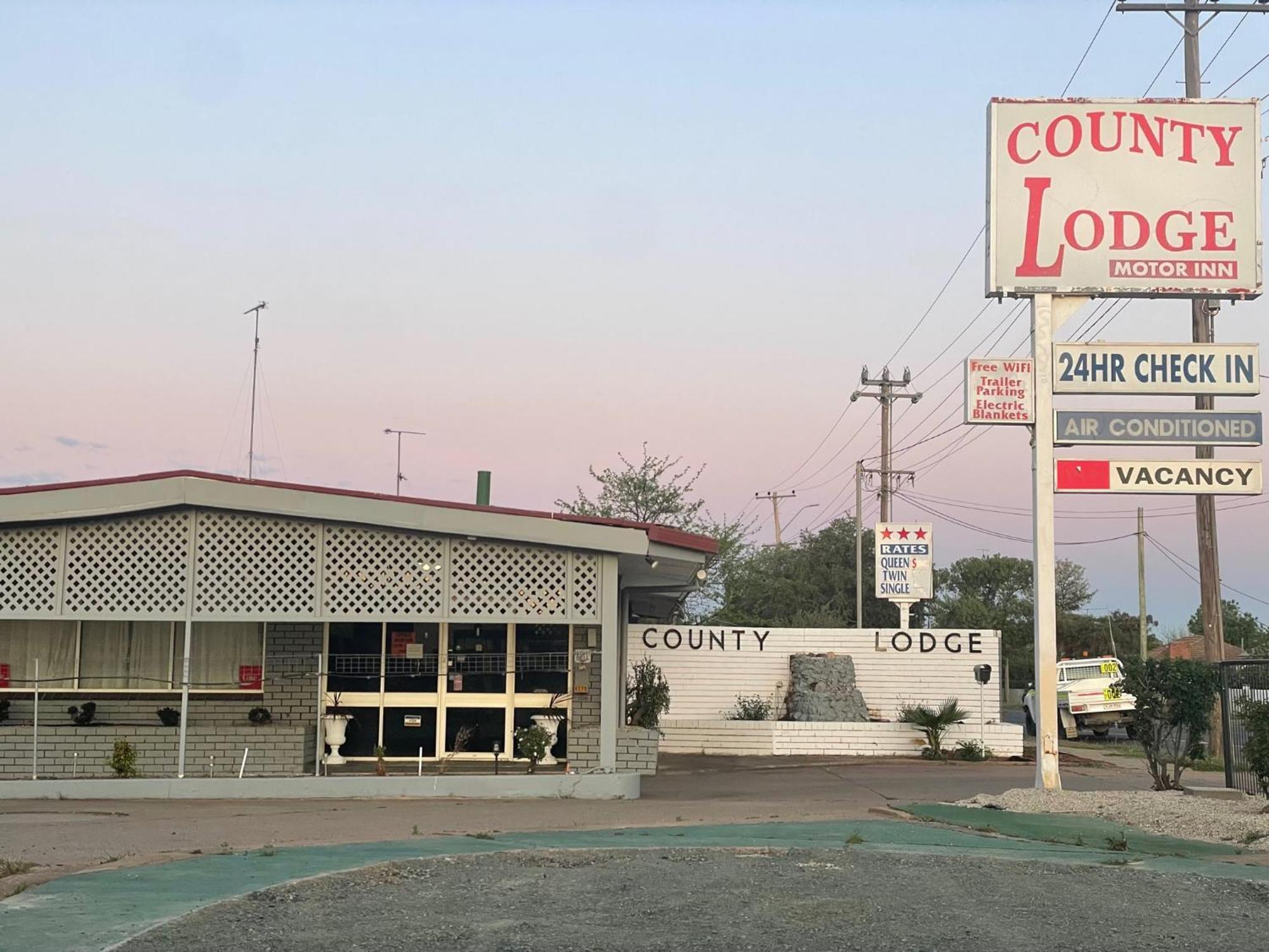 County Lodge Motor Inn West Wyalong Exterior photo