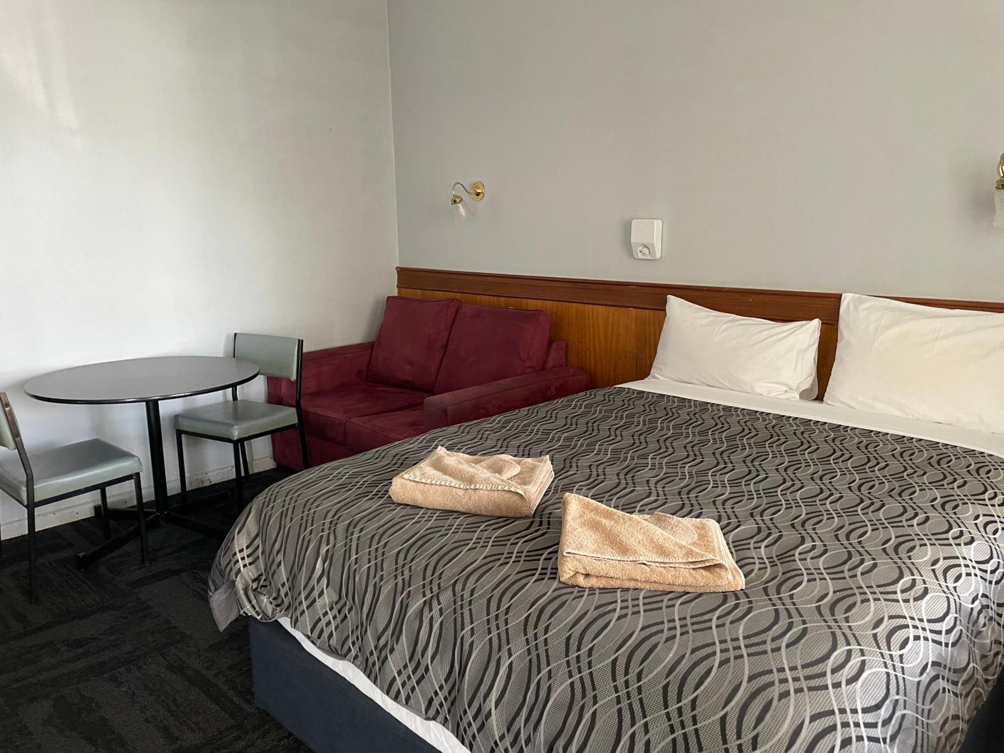 County Lodge Motor Inn West Wyalong Exterior photo